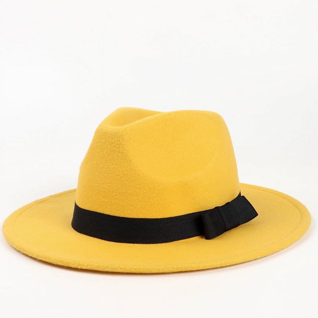 La fotografía callejera imita sombreros de jazz retro de lana, sombreros de fieltro para hombres y mujeres, completamente equipados con sombreros para el sol.