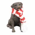 thumbnail image 1 of Retriever de Labrador en Chocolat avec une Sculpture d'Ornement de Noël Rouge et Blanc, 1 of 1