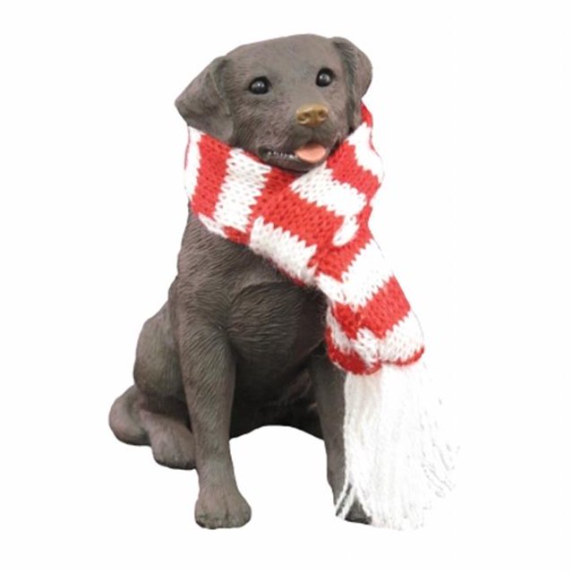Retriever de Labrador en Chocolat avec une Sculpture d'Ornement de Noël Rouge et Blanc