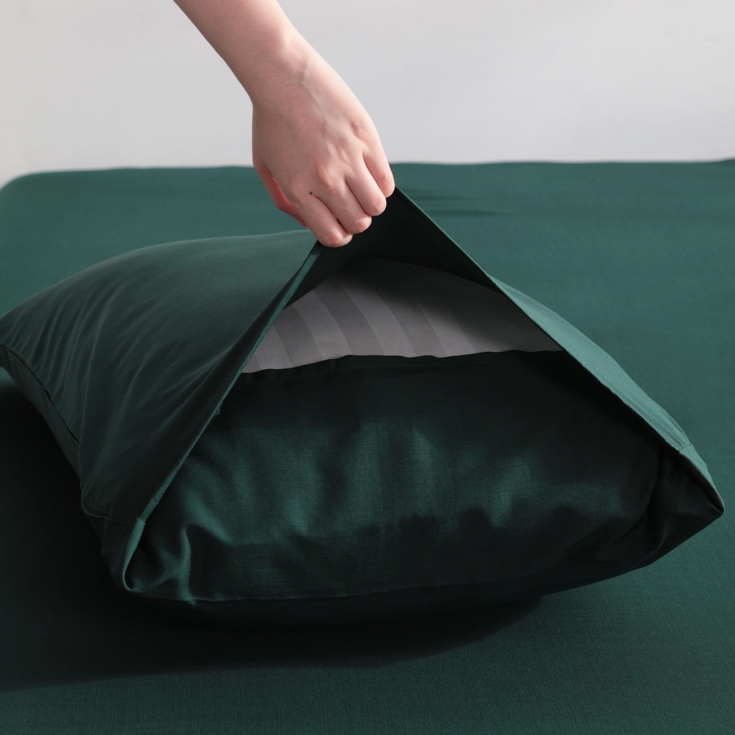 Ultra Soft Bamboo Sheet Set of 4, Durable and Cooling Bamboo Fiber Bed Sheet Set, Queen, 1 Flat Sheet +1 Fitted Sheet +2 Pillowcases, Emerald Green