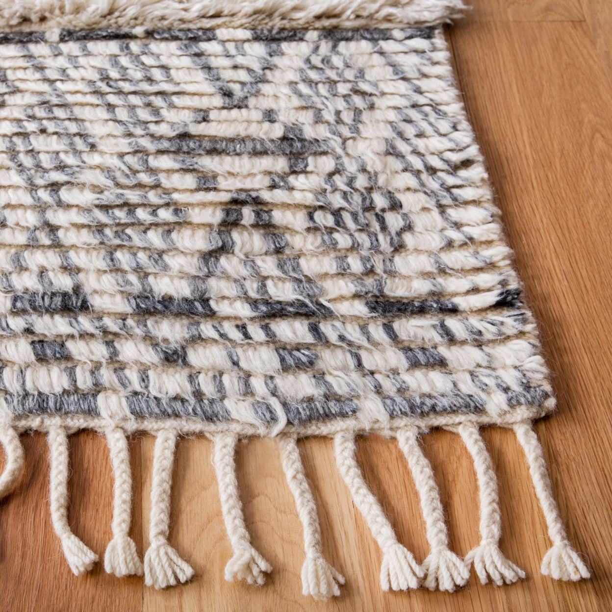 SAFAVIEH Manhattan Earnestine Southwestern Runner Rug, Ivory/Grey, 2'3" x 8'