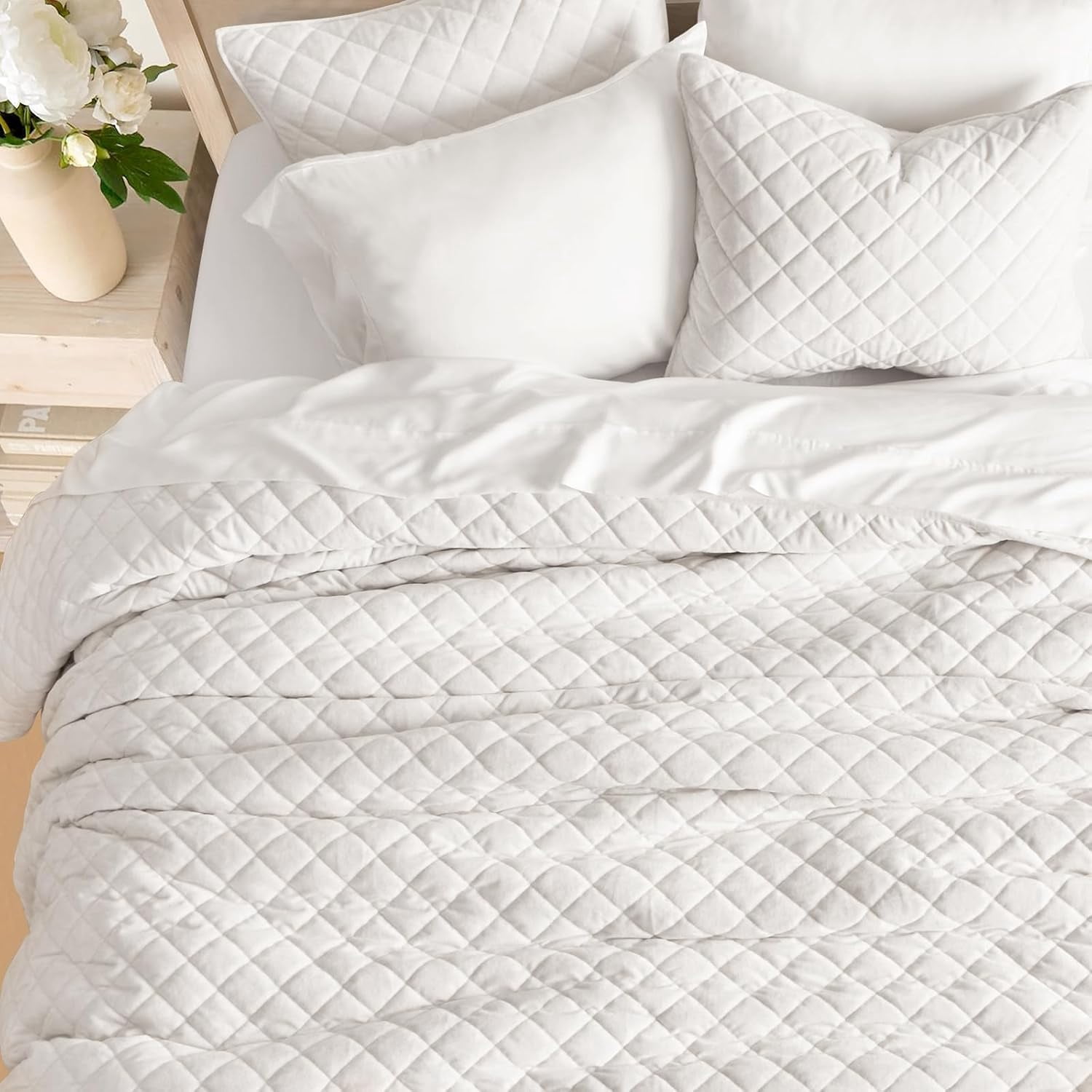 EVERGRACE Luxury Velvet Quilt Set Queen Size, Diamond Quilted Lightweight Velvet Comforter for All Season, Ultra Soft Oversized Bedspread Coverlet Bedding Set with 2 Pillow Shams, Ivory White