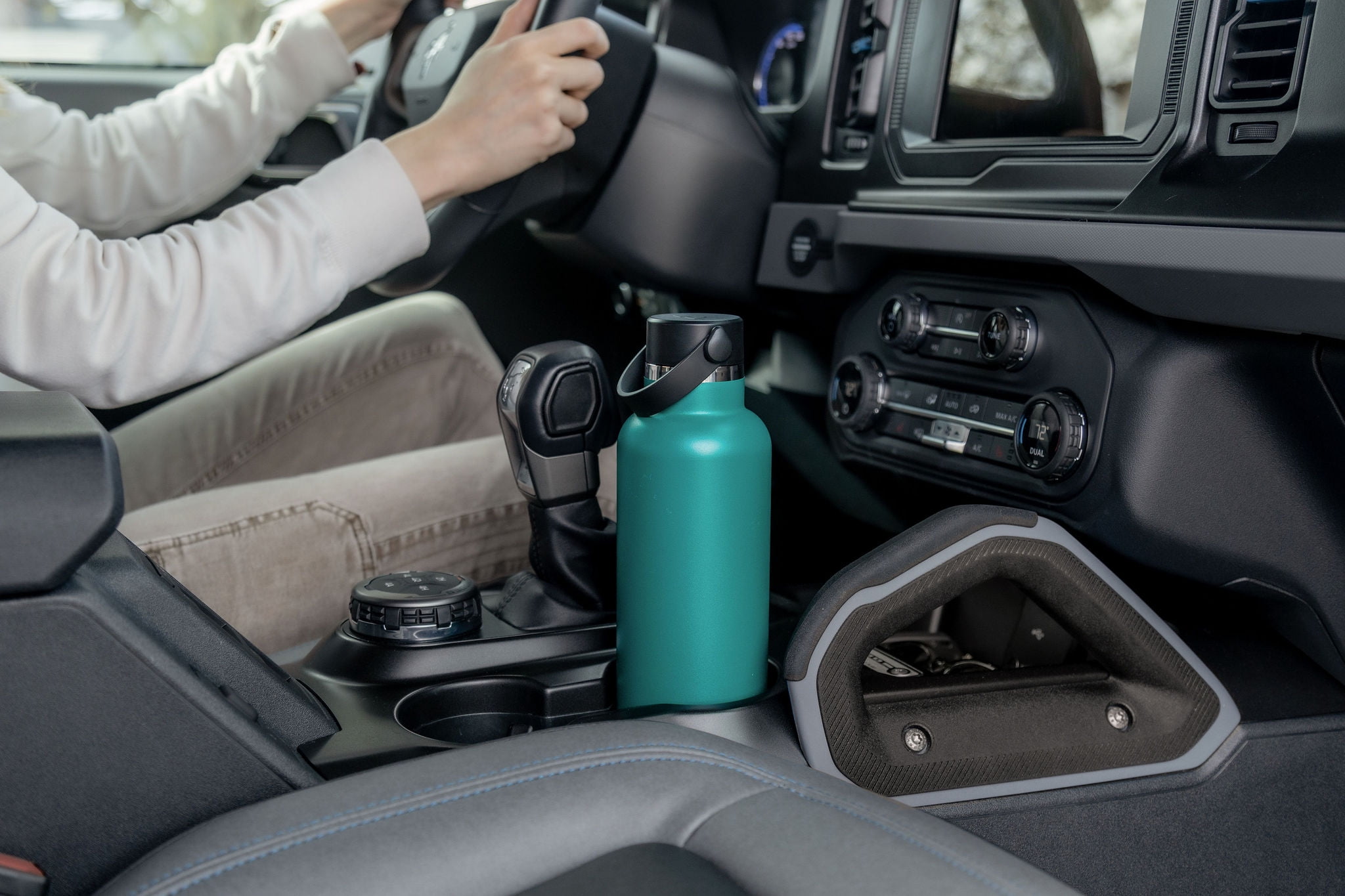 Ozark Trail 24oz Double Wall Vacuum Sealed Stainless Steel Water Bottle with Handle, Green, 1 Each