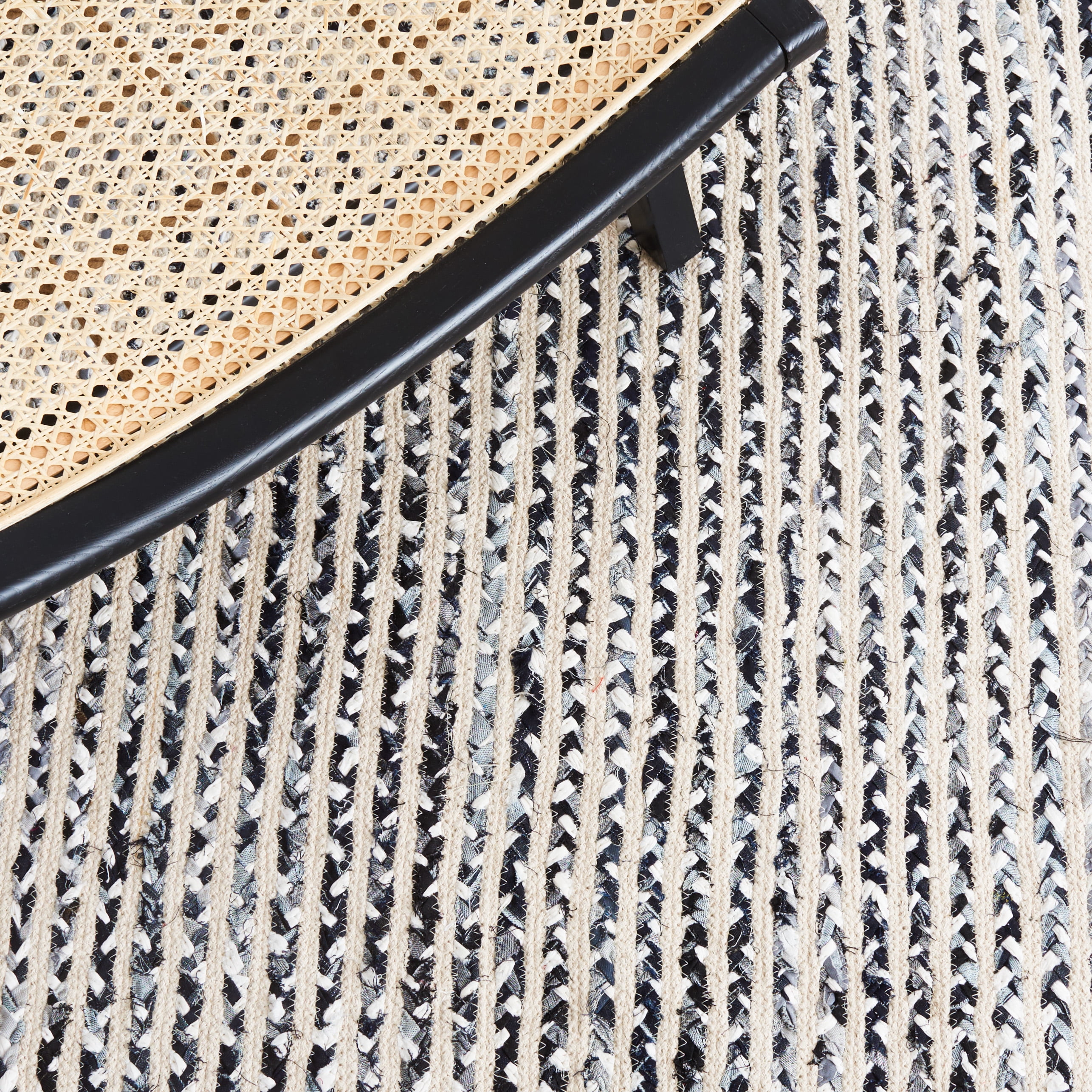 SAFAVIEH Braided Anabella Bordered Cotton Reversible Area Rug, Black/Navy, 4' x 4' Square