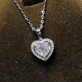 thumbnail image 2 of Collar con Colgante de Corazón de amor Yashi Plata con diamantes de imitación, 2 of 5