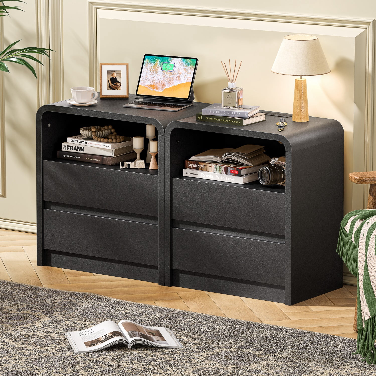 Hommoo Modern 25" Wood Nightstand with Built-in Charging Station， 3-Drawer Mid-Century Bedside Table with 2 AC Outlets & 2 USB Ports, Black