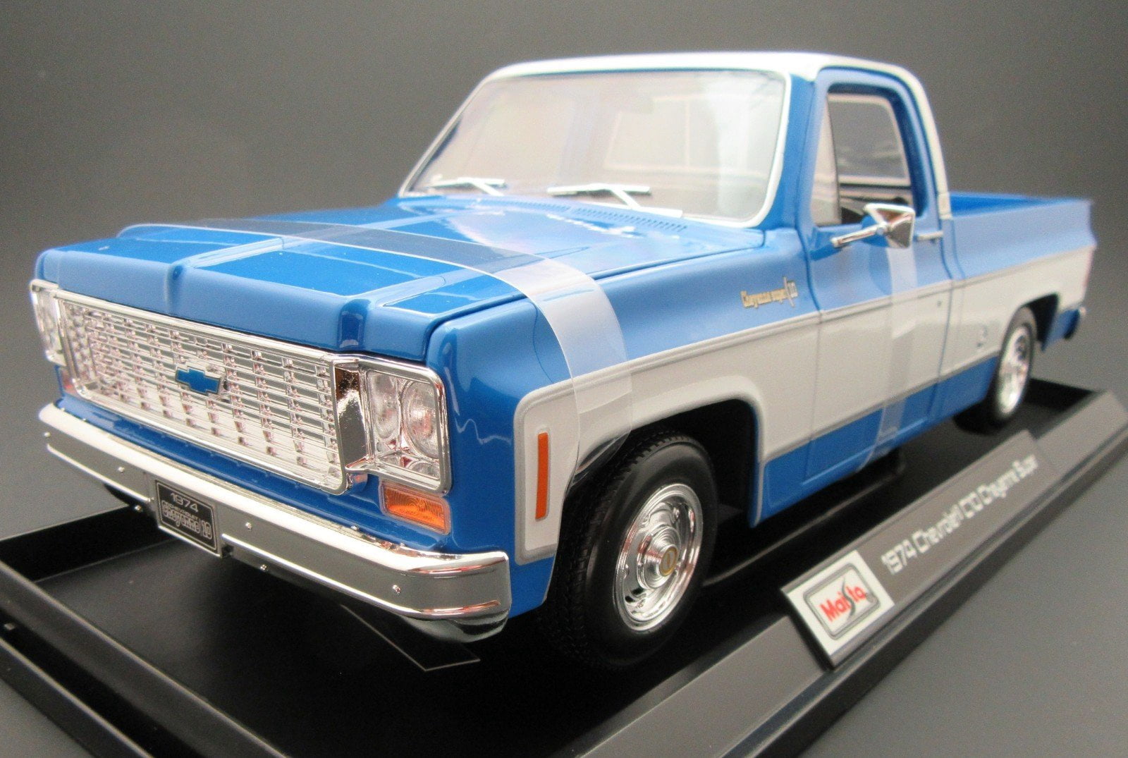 Maisto 1/18 Scale 1974 Chevrolet C10 Cheyenne Super Pickup Truck 