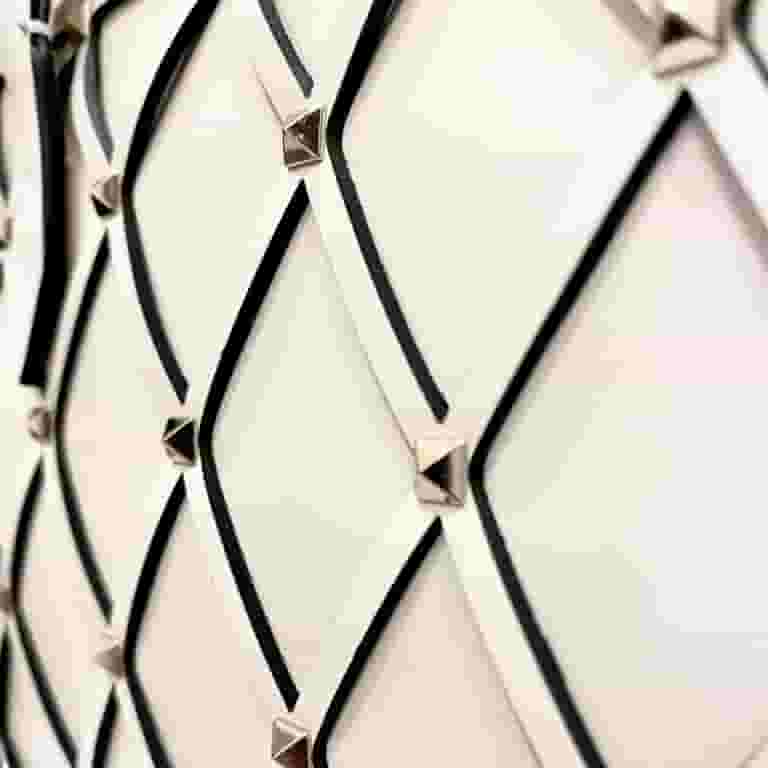 VALENTINO|TOTEBAGS (2W0B0L90 MQJ U02 / 2W2B0L90 MQJ U02 New Valentino Garavani Beehive Lattice Ivory Studded Leather