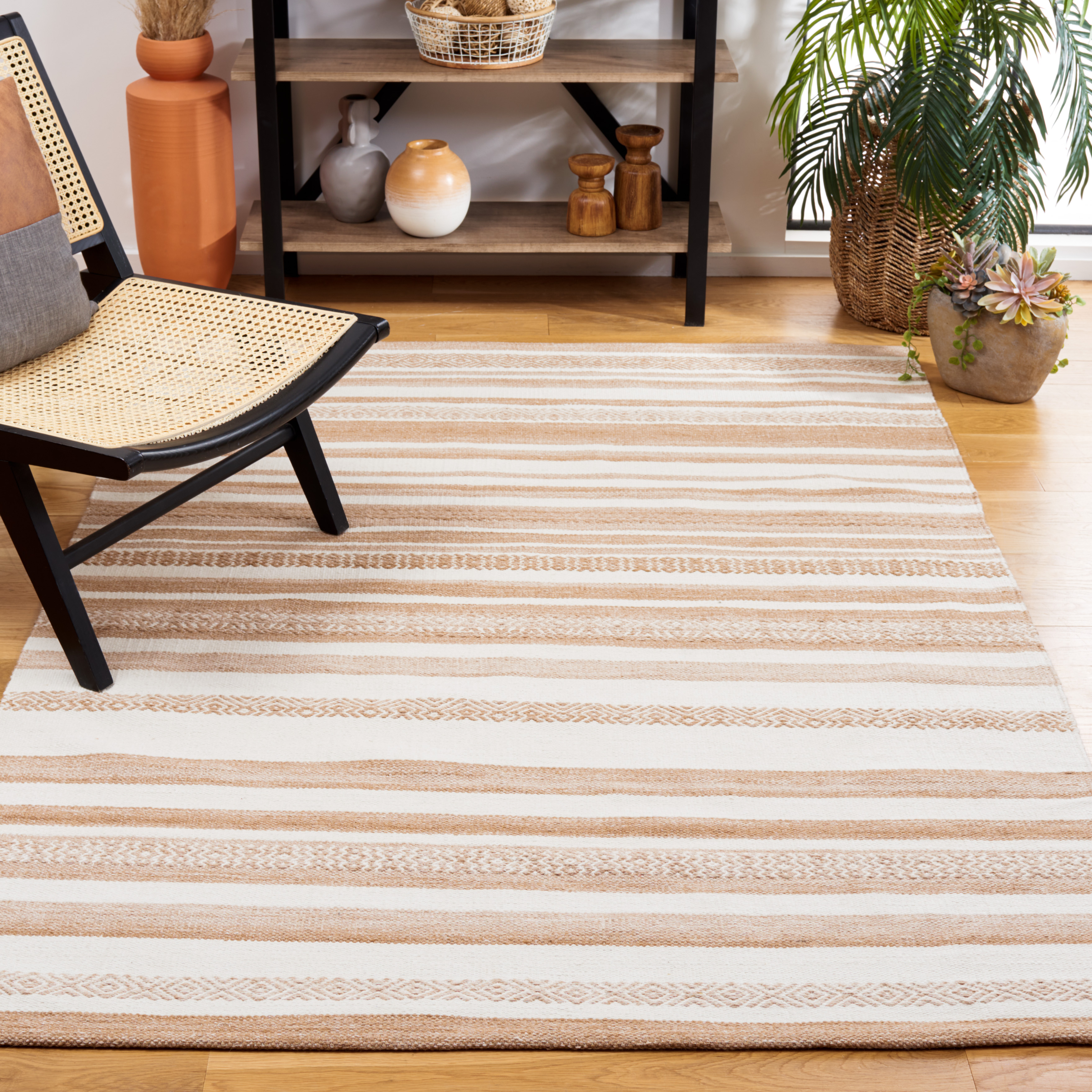 SAFAVIEH Striped Kilim Linda Striped Polyester Area Rug, Beige/Ivory, 4' x 6'