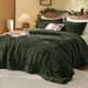 thumbnail image 2 of Juego de edredón Bedsure Fluffy Queen, verde oliva, 3 piezas, 2 of 7