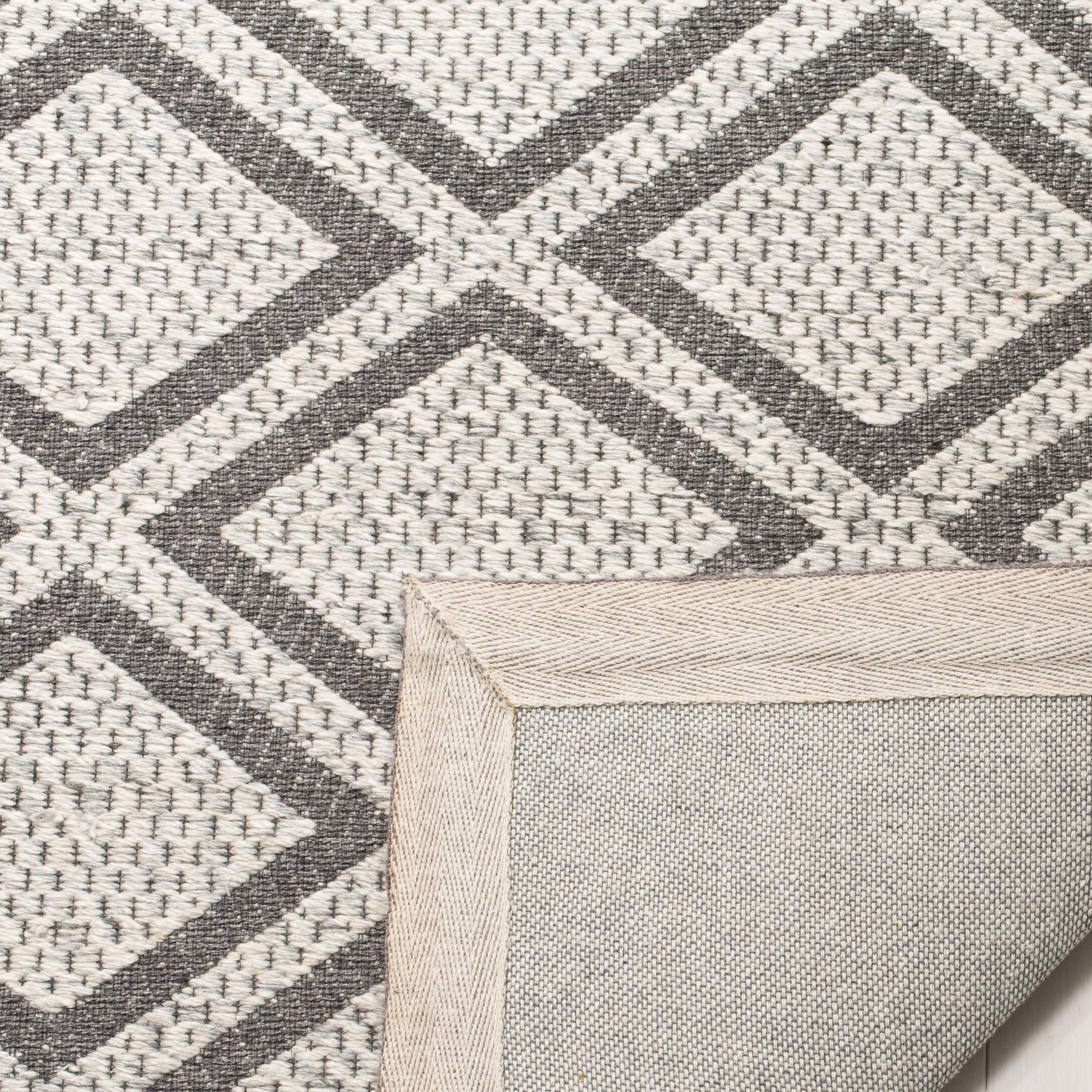 SAFAVIEH Micro-Loop Gavin Diamond Trellis Wool Area Rug, Silver/Dark Grey, 5' x 5' Round