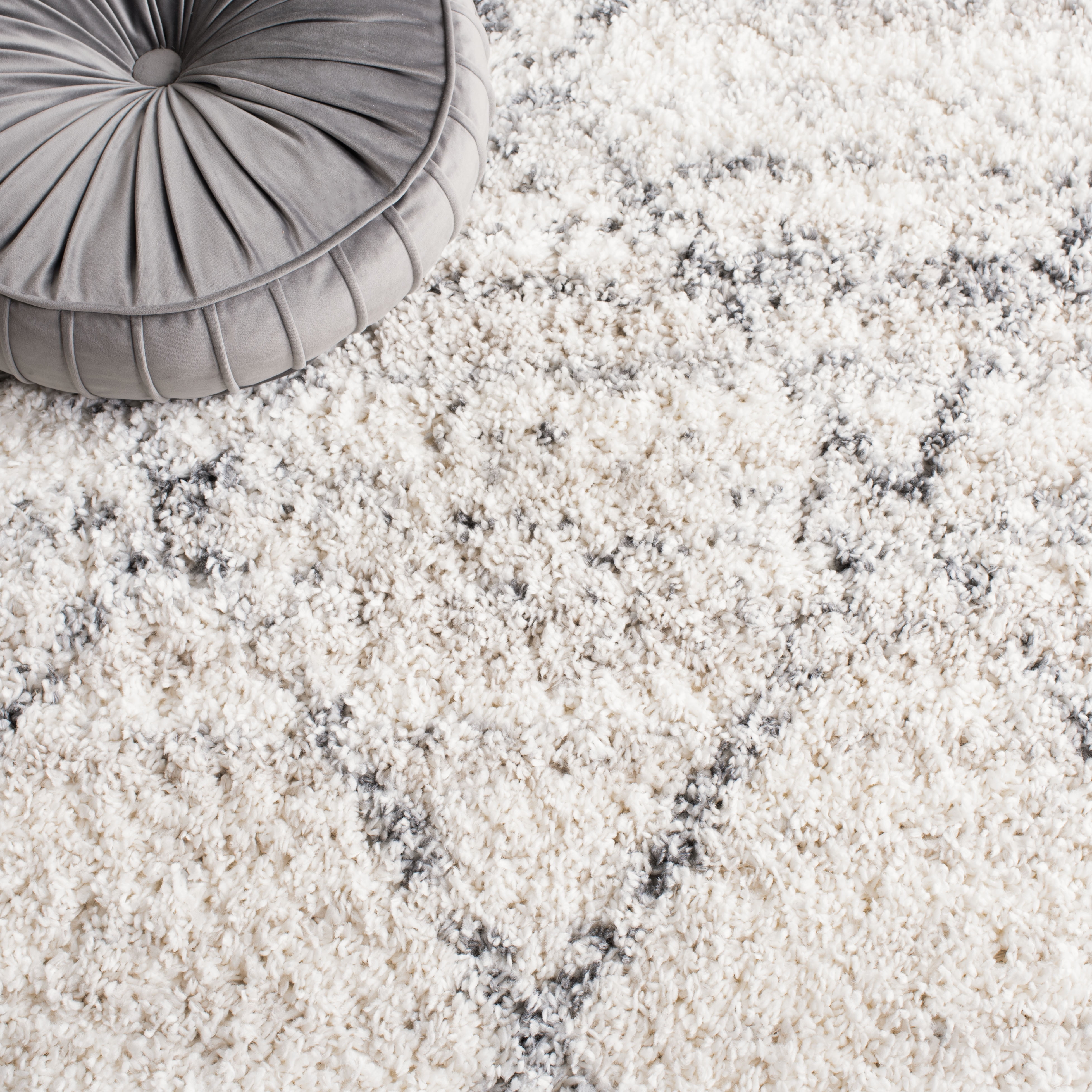 SAFAVIEH Fontana Shag Darina Diamond Plush Runner Rug, Grey/Ivory, 2'3" x 20'