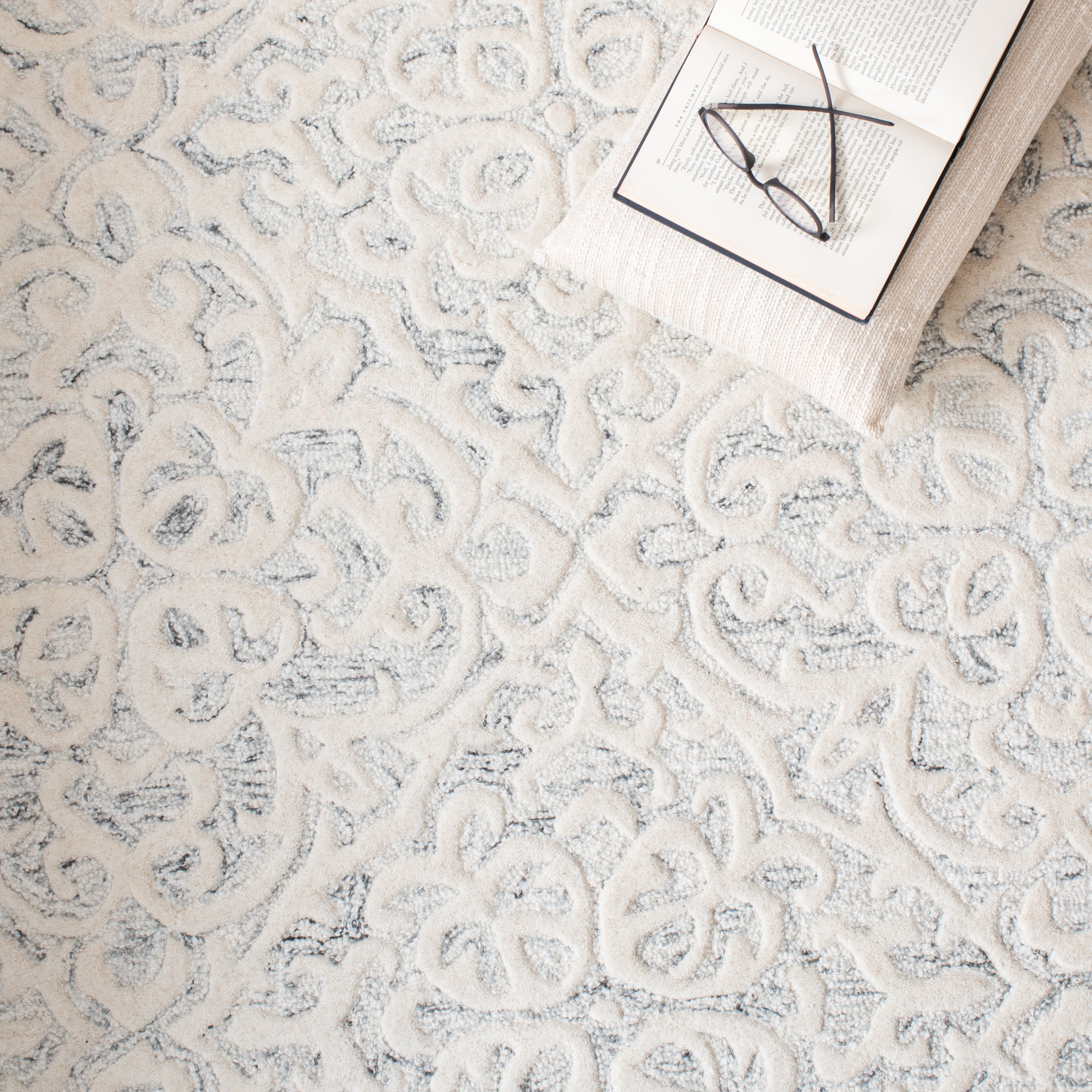Safavieh Metro Joshua Medallion Area Rug, Silver/Ivory, 5' x 8'