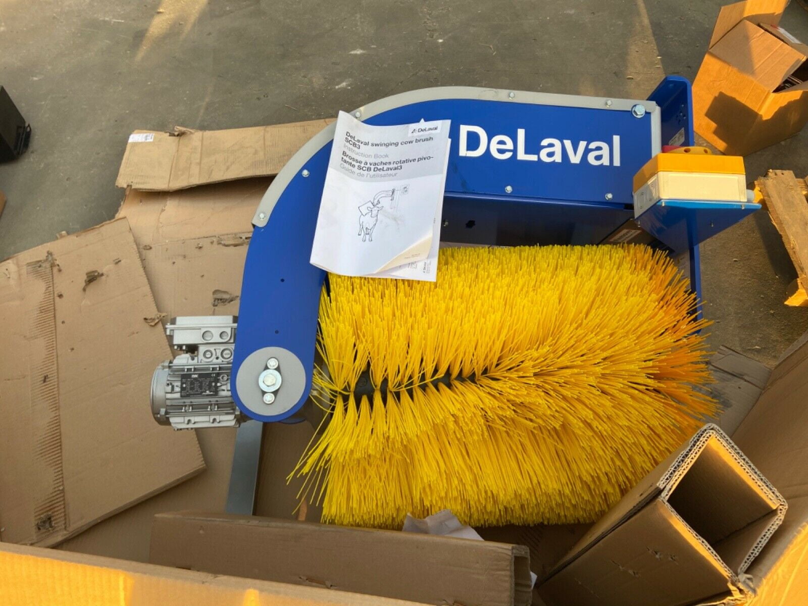NEW DeLaval swinging cow brush SCB3