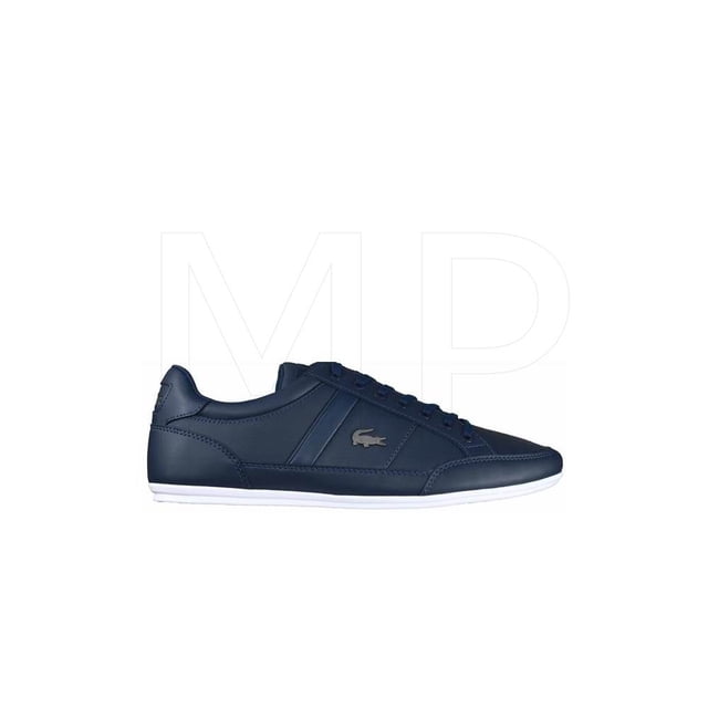tenis lacoste chaymon bl Tenis casual para hombre azul marino, vista lateral derecha de perfil, piel lisa con costuras visibles, agujetas frontales y logo Lacoste en el costado, cuello con forro acolchado y suela blanca plana con relieve; adecuados para uso diario y caminatas cortas.