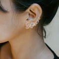 thumbnail image 2 of 1 par de elegantes pendientes de mariposa con forma de mariposa para mujer, aretes de metal a la moda, accesorio de joyería para orejas sin perforar, con diamantes de imitación, 2 of 8