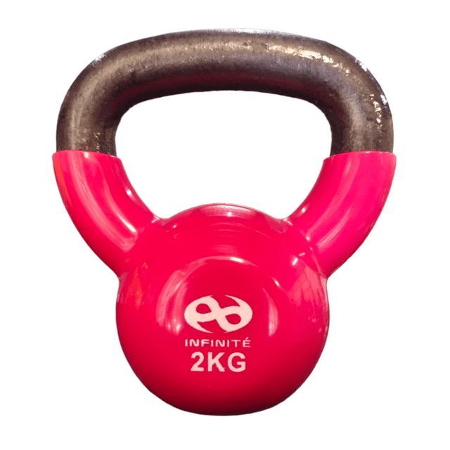 infinité pesa rusa kettlebell cubierta de vinil 2 kg if-k2 pesa rusa rosa 2 kg, vista frontal centrada con asa integrada y bola en una sola pieza, recubrimiento vinil brillante, base ancha y lisa, logo INFINITÉ y marcado 2KG visibles; ideal para swings y entrenamiento funcional y a menudo usada en rutinas de fortalecimiento y estabilidad.