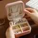 thumbnail image 1 of Joyero portátil | Estuche de viaje de cuero con múltiples compartimentos y organizador de rejilla pequeña | Porta anillos con forro suave para viajes y uso doméstico, 1 of 6