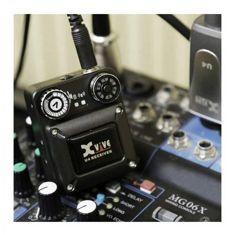 Xvive Audio U4R4 2.4 GHz Wireless In-Ear Monitor System with Xvive Audio U4R4 2.4 GHz Wireless In-Ear Monitor System with