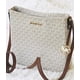 thumbnail image 3 of Bandolera Michael Kors Jet Set Travel, tamaño grande, color vainilla, 3 of 7