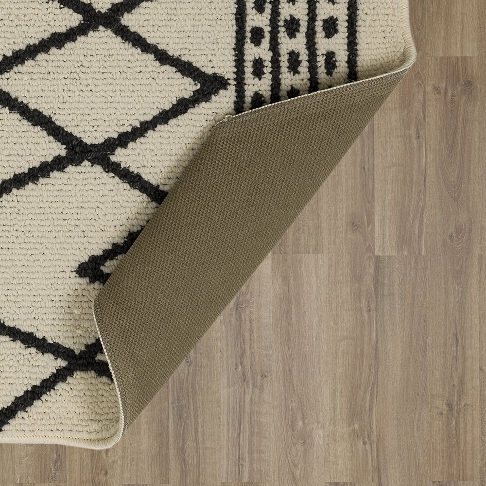 Mainstays Diamond Polyester Indoor Scatter Rug, Black and White, 30” x 45”