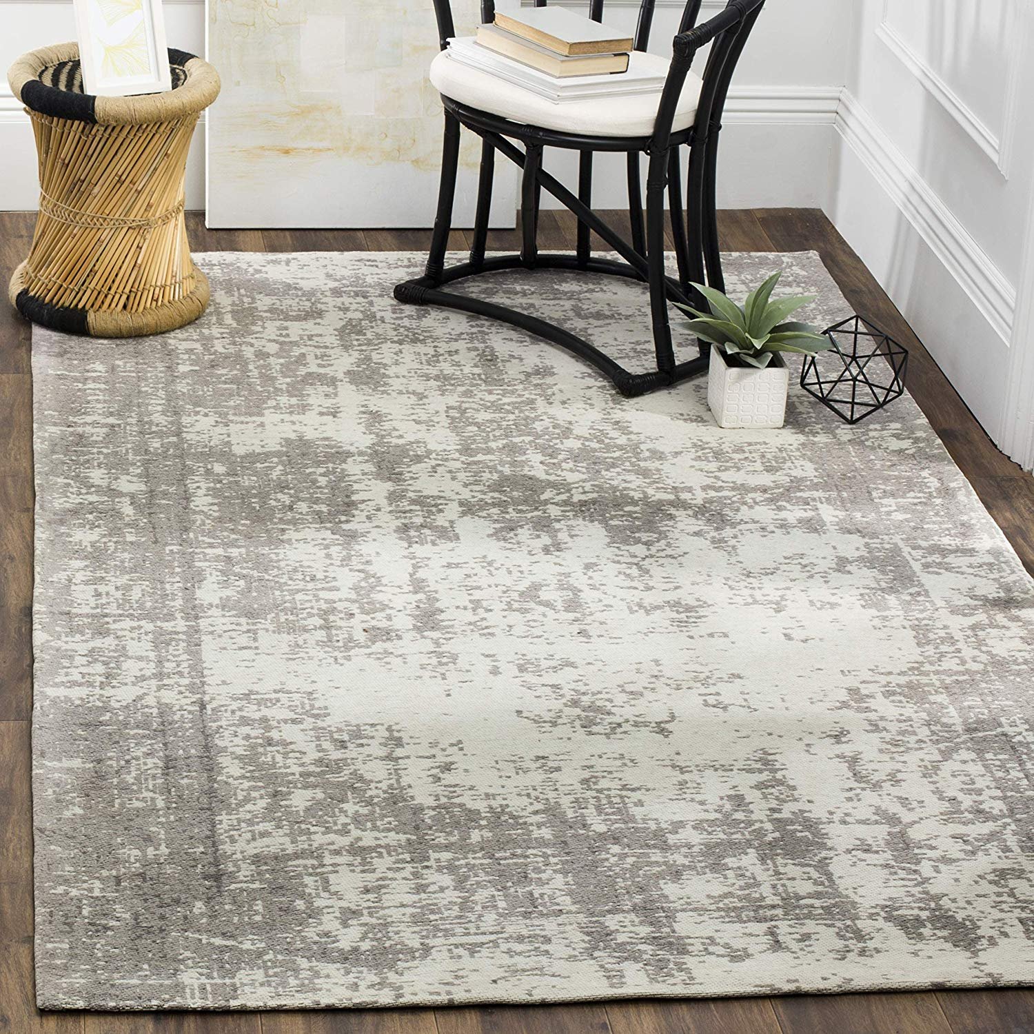 Safavieh Classic Vintage Collection CLV225B Silver and Ivory Area Rug