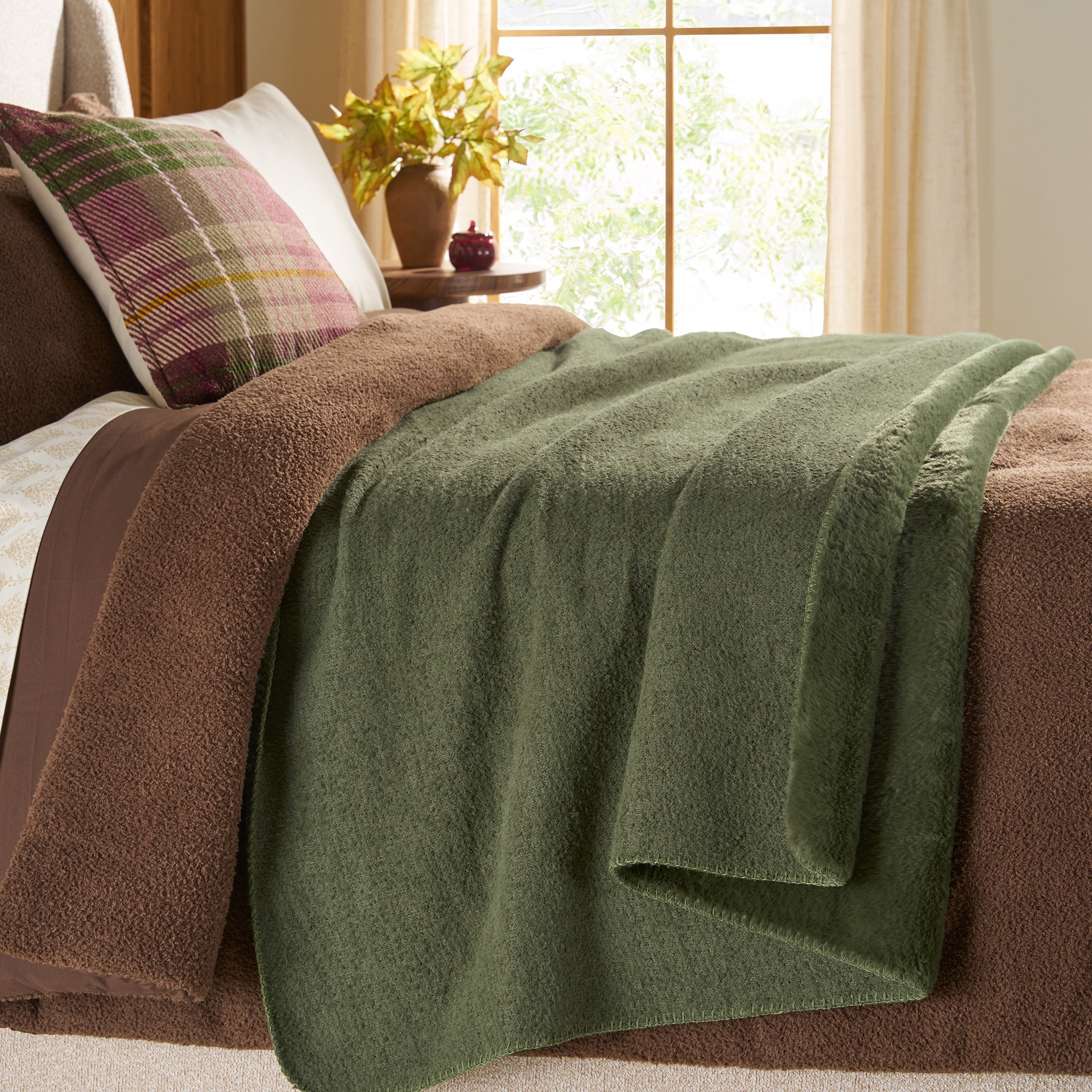 Better Homes & Gardens Cypress Tree Boucle Reverse to Faux Fur Oversized Throw, 50 in x 72 in