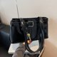thumbnail image 3 of Versión coreana de un bolso de motocicleta de diseño de nicho para mujer, de cuero suave, con colgante de llave y cerradura, bolso de hombro moderno y a la moda para debajo del brazo., 3 of 5