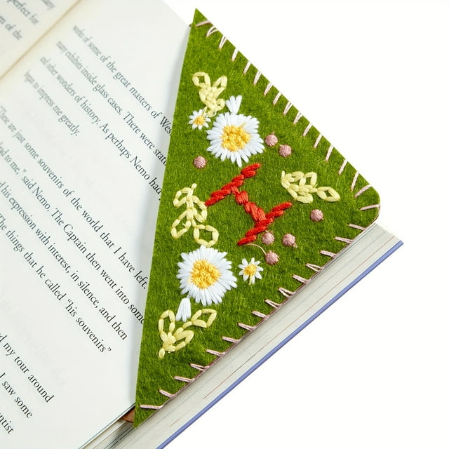 QJUHUNG 1pc Hand Embroidered Corner Bookmark Hand Stitched Felt Corner Letter Bookmark Felt Triangle Bookmark Cute Flower Letter Embroidery Bookmarks For Book Lovers(summer) ZZZ