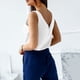 thumbnail image 4 of Camiseta sin mangas de seda satinada con cuello en V para mujer - Blusa básica de tirantes de poliéster para verano con estampado floral, 4 of 6
