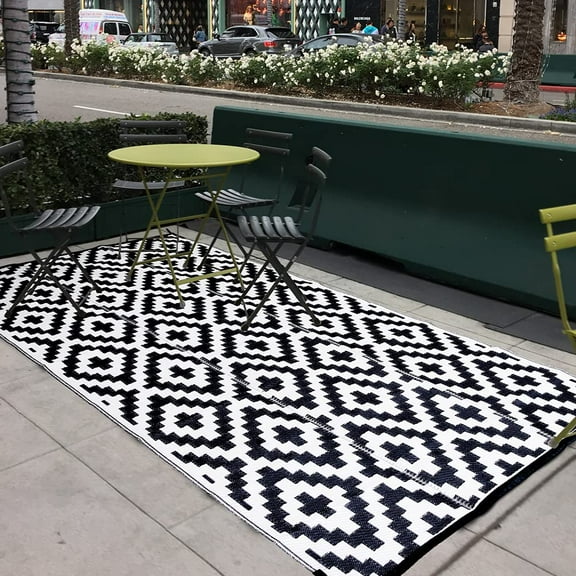 Emlimny 5 * 8 ft Plastic Straw Rug,Patio Rugs RV Camping Rug Reversible Mat, 5' * 8' Large Floor Mat and Rug for Outdoors,Black and White Rhombus Pattern