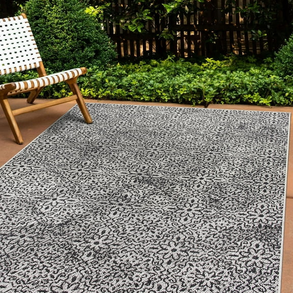 World Rug Gallery Contemporary Flowers Weather Resistant Reversible Indoor/Outdoor Area Rug - Gray 5'x7'