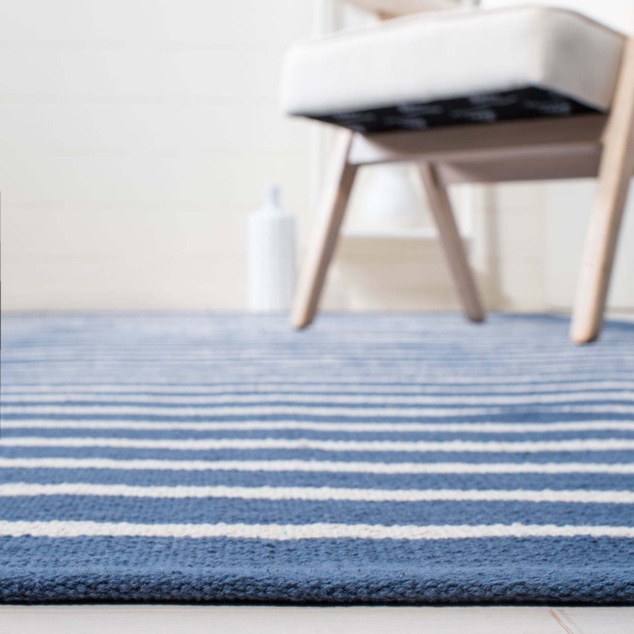 SAFAVIEH Montauk Amadine Striped Cotton Area Rug, Navy/Ivory, 4' x 6'