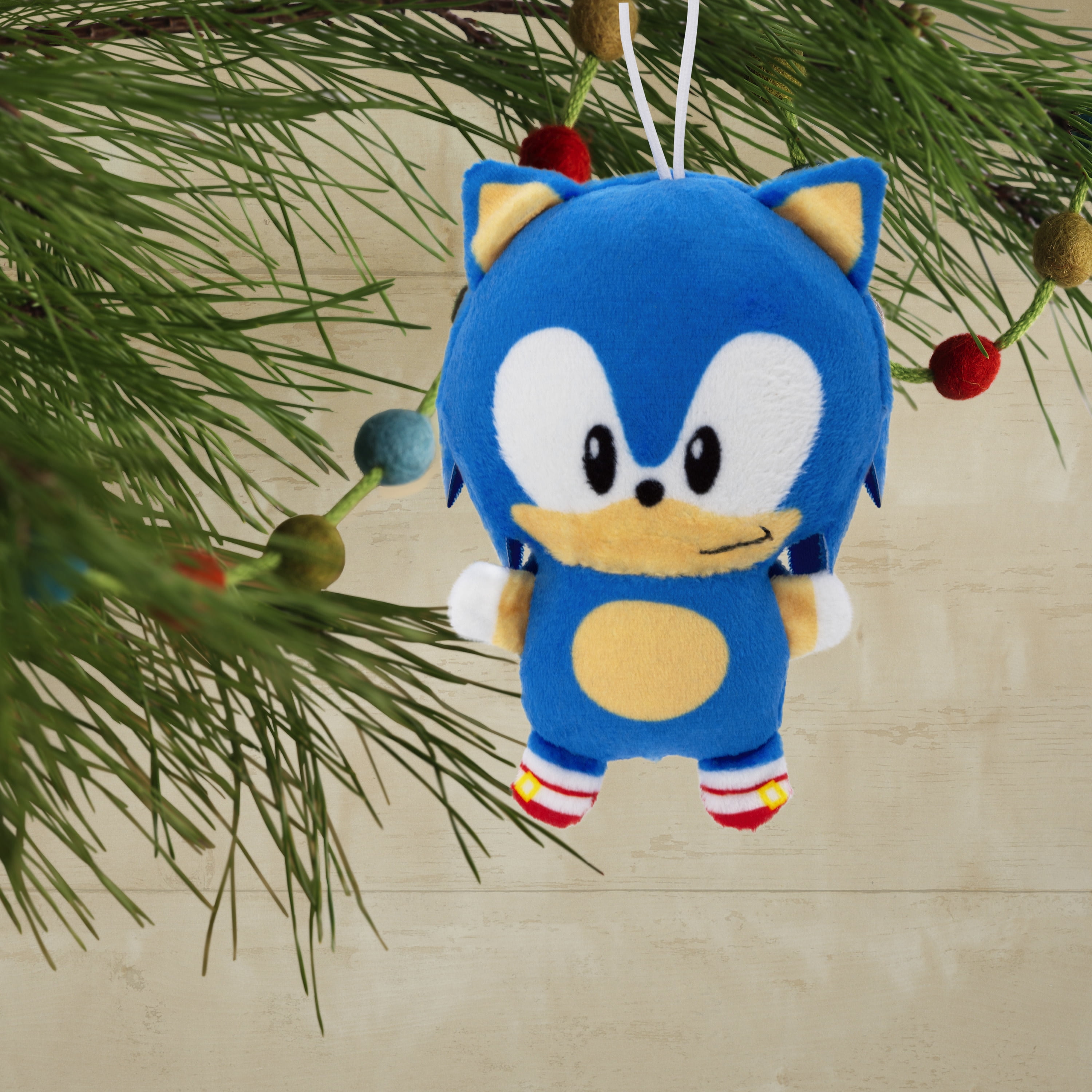 Hallmark Christmas Ornament (Sonic the Hedgehog, Plush Fabric), 1 Count
