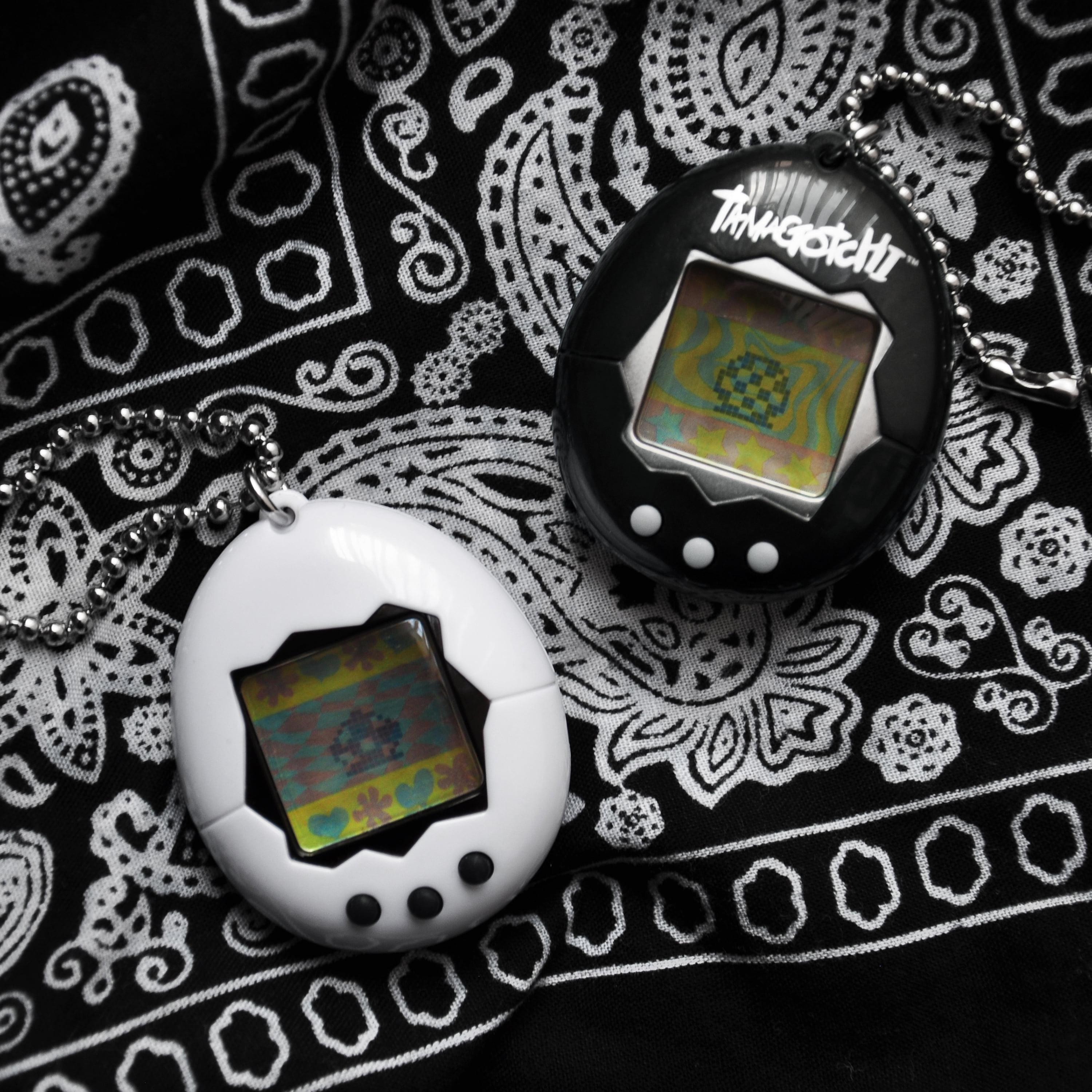 Tamagotchi Original P1/P2 Silver w/ black Bandai - Boutique-Tamagotchis