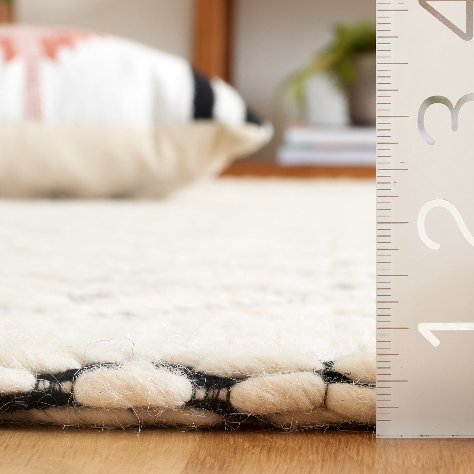 SAFAVIEH Marbella Mervyn Diamond Runner Rug, Black/Ivory, 2'6" x 8'