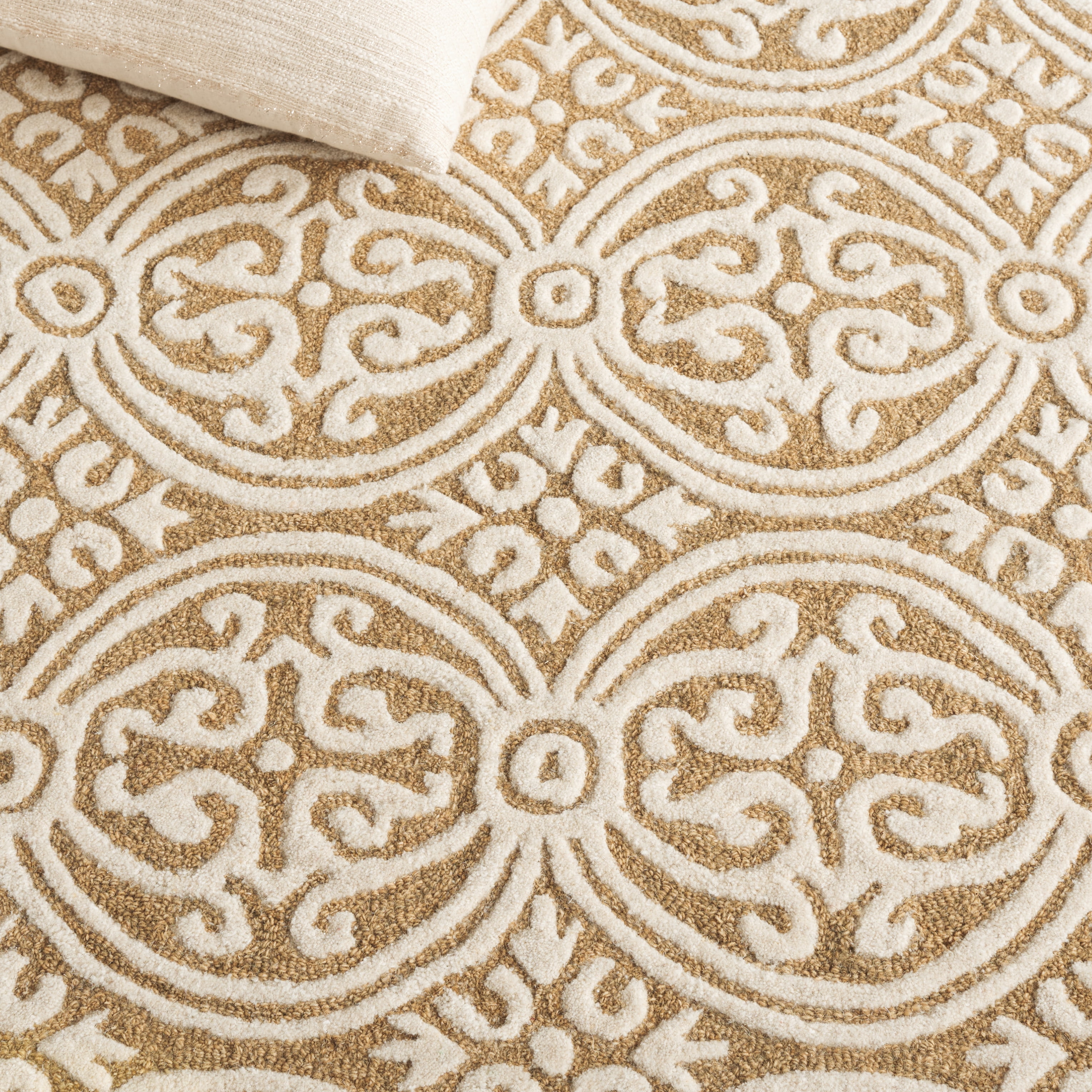Safavieh Cambridge Leslie Geometric Wool Area Rug, Ivory/Gold, 6' x 6' Round
