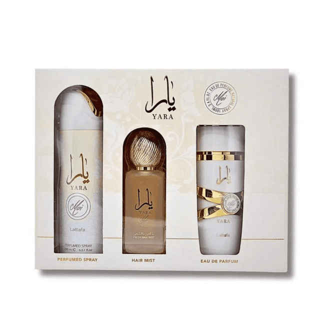set de perfumes lattafa yara moi 3 piezas para dama, estuche blanco con tres frascos: perfumed spray blanco y dorado a la izquierda, hair mist ámbar con tapa texturizada al centro, eau de parfum blanco con detalles dorados a la derecha; familia olfativa femenina con notas de jazmín, durazno, caramelo, ámbar, pachulí y sándalo; también apto como regalo.