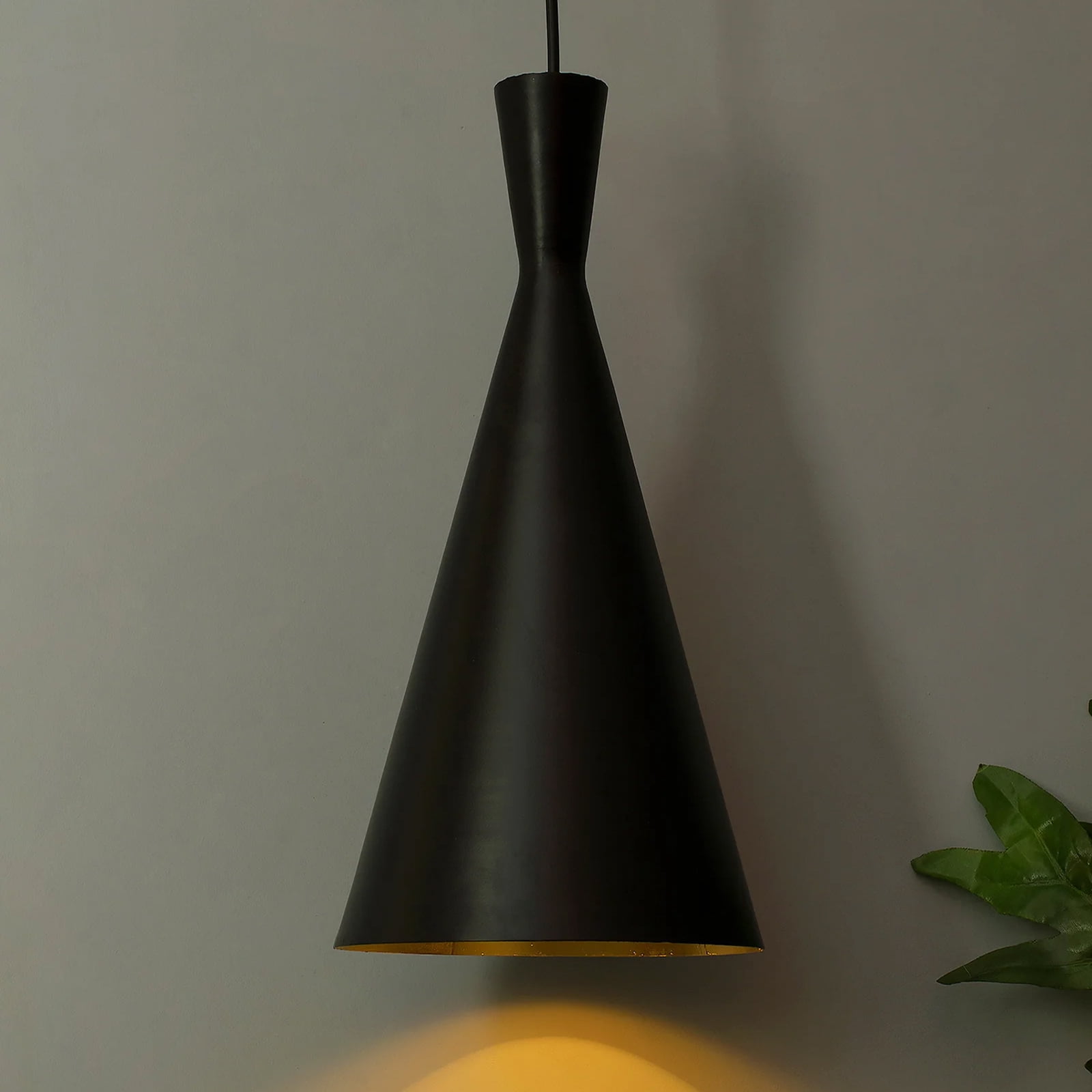 Heavenly Collections | Suspension Cône Sablier Moderne - Luminaire Noir Mat Style Mid-Century avec Intérieur en Feuille d'Or Martelée