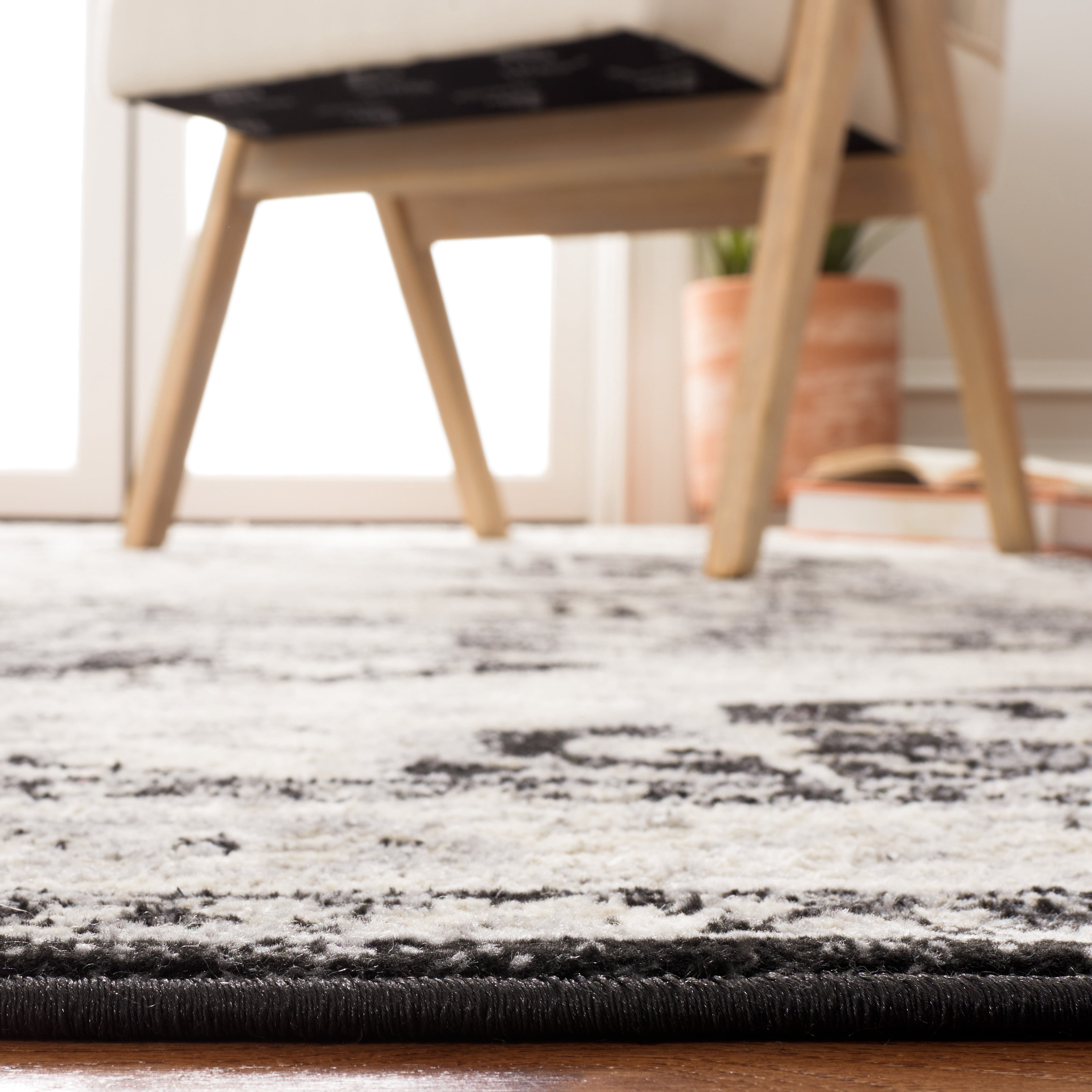 SAFAVIEH Brentwood Ezra Oriental Area Rug, Black/Ivory, 8' x 10'