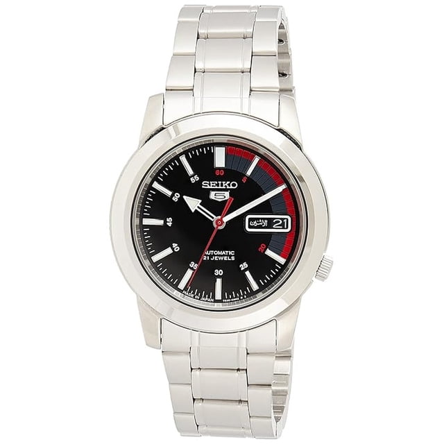 seiko reloj 5 automático de 21 joyas snkk31 snkk31k1 snkk31k para hombre esfera negra con caja y brazalete de acero plateado, indicador de día y fecha a las 3, marcadores luminosos, acento rojo semicircular en el dial y calibre 7S26; a menudo usado como reloj diario elegante y funcional.