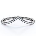 thumbnail image 1 of JeenMata Alianza de Boda en Forma de V de 0,25 Quilates con Forma Redonda y Pavé Festoneado - Baño de Oro Negro de 18 K sobre Plata, 1 of 5