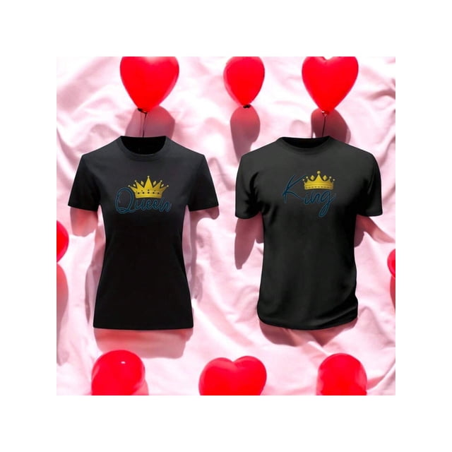 playera en duo para parejas de queen y king 14 de febrero san valentin color negro talla mediana marca emil saes. Dos playeras negras a juego, vista frontal; la talla mediana mujer entallada muestra "Queen" con corona dorada en el pecho y la talla mediana hombre recta muestra "King" con corona dorada; tela ligera y con estiramiento medio sobre fondo rosa con globos rojos en forma de corazón.