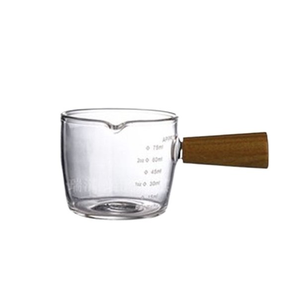 Jarra de leche de vidrio con mango de madera simple, salsera doméstica con escala