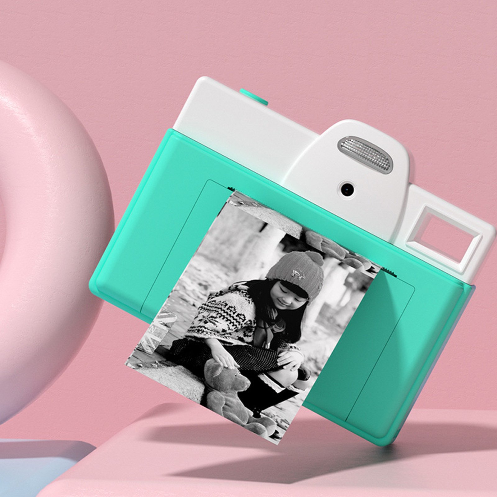 Camera foto pentru copii cu detalii de design ergonomic.