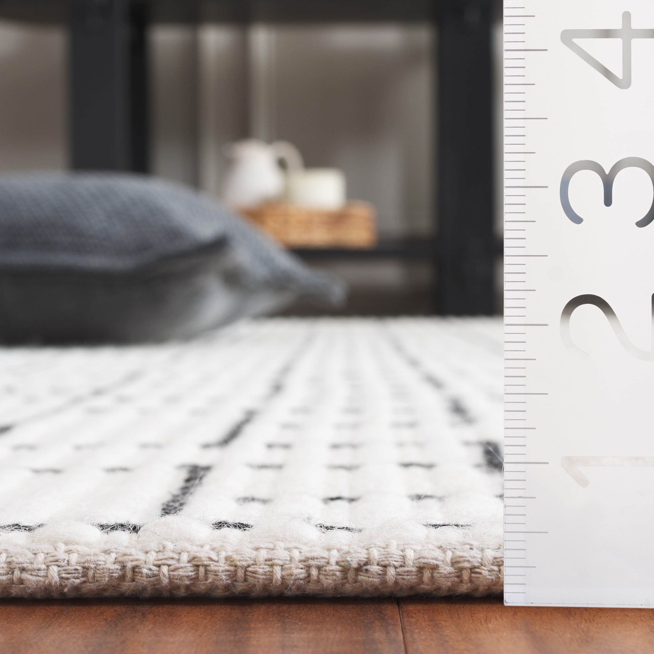 SAFAVIEH Natura Philander Geometric Area Rug, Ivory/Black, 8' x 10'