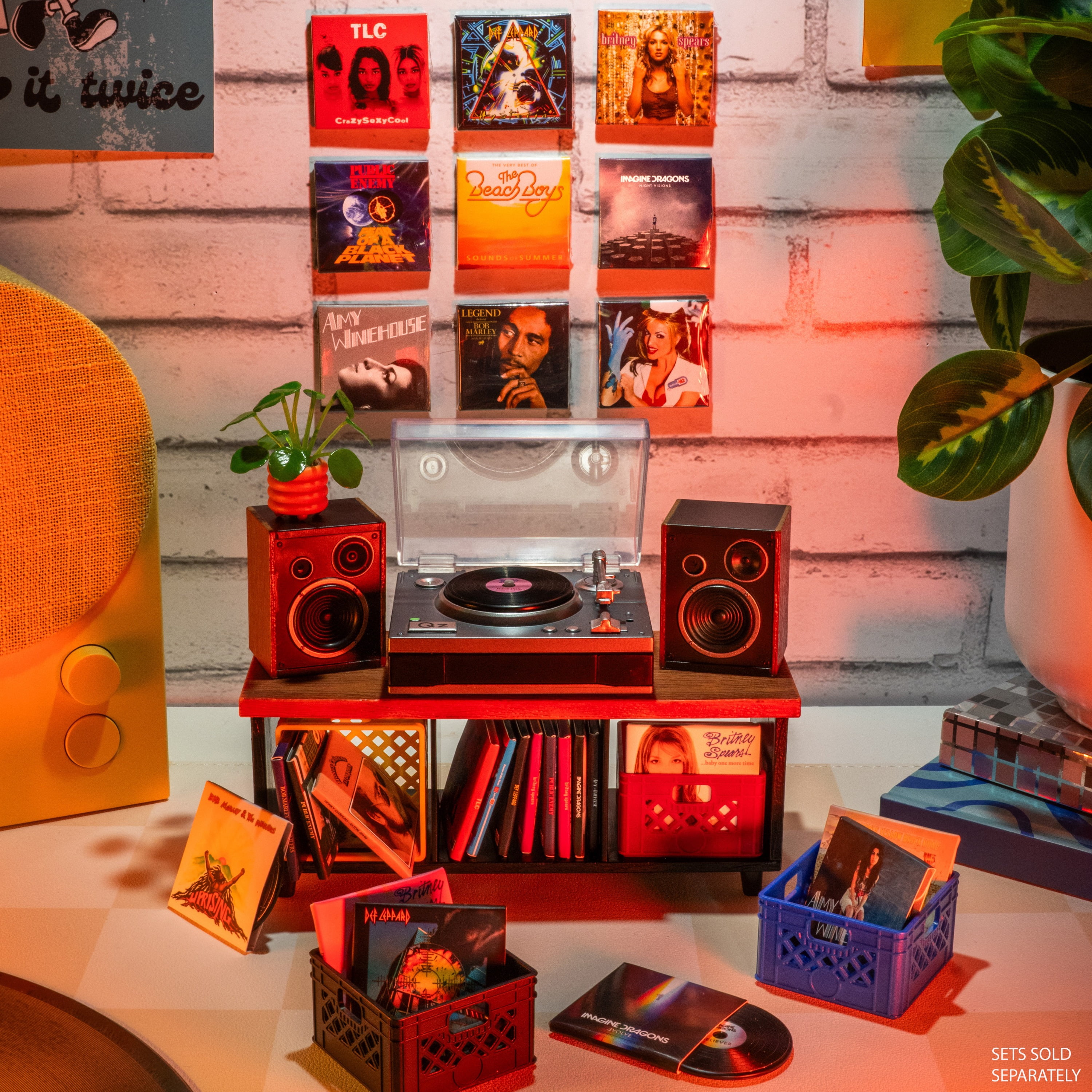 MGA's Miniverse Real Music Vinyl Mystery Blind Ball, 4 Mini Playable Vinyl Records per Pack