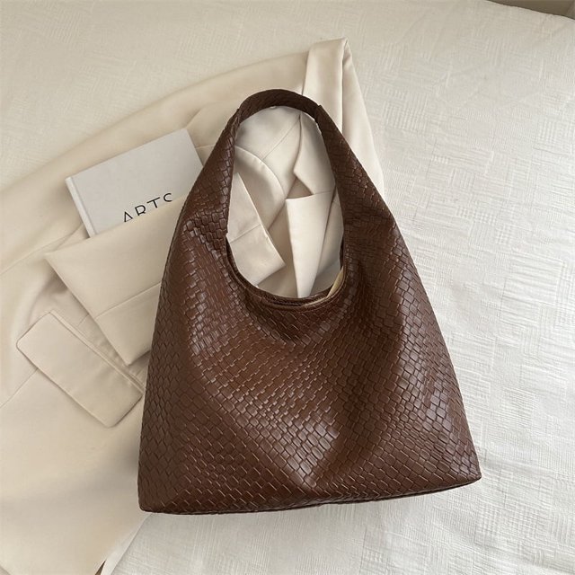 Bolso de mano retro de invierno para mujer, popular este año 2025, nuevo bolso de moda para mujer, bolso de hombro de estilo extranjero, bolso de mano simple, tendencia