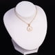 thumbnail image 5 of Collar de acero inoxidable con letras en forma de concha de color dorado redondo para mujer, colgante de acero de titanio de estilo europeo y americano con 26 letras en inglés, 5 of 6