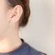 thumbnail image 4 of 1 par de pendientes de aro para mujer: estructura hueca con perlas artificiales en racimo. Pendientes de perla ligeros y elegantes para fiestas y uso diario., 4 of 8